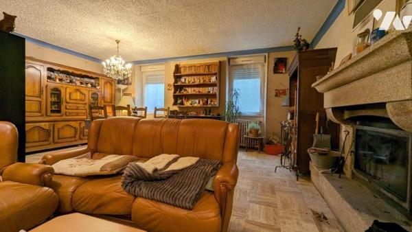 Plouescat centre, ensemble immobilier comprenant maison, appartement, garage, hangar.