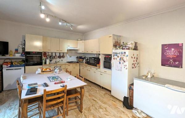 Plouescat centre, ensemble immobilier comprenant maison, appartement, garage, hangar.