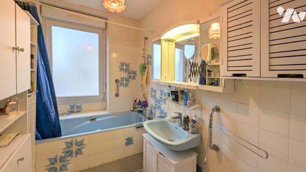 Plouescat centre, ensemble immobilier comprenant maison, appartement, garage, hangar.