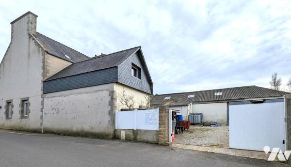 Plouescat centre, ensemble immobilier comprenant maison, appartement, garage, hangar.