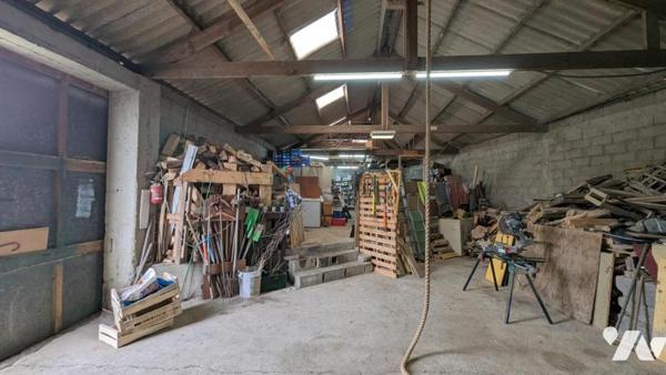 Plouescat centre, ensemble immobilier comprenant maison, appartement, garage, hangar.