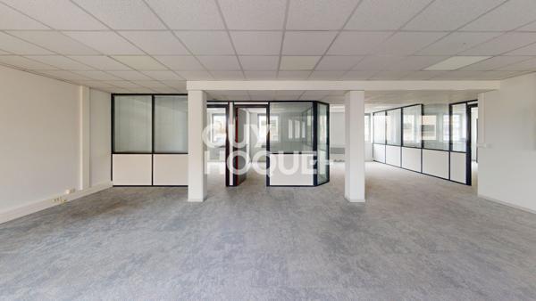 LOCAL PRO 250 m2 ; 4 places de stationnement PRIVES