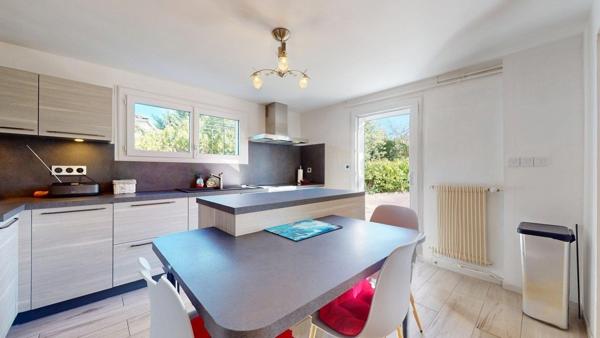 Parentis-en-Born : maison familiale avec double logement et piscine