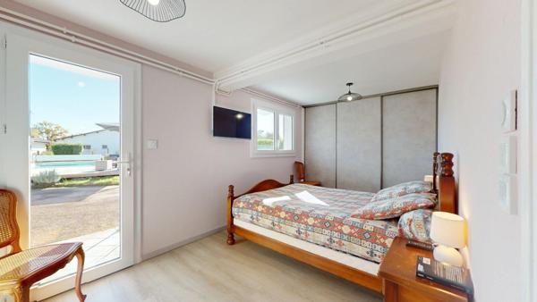 Parentis-en-Born : maison familiale avec double logement et piscine