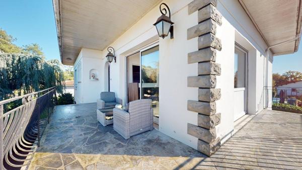 Parentis-en-Born : maison familiale avec double logement et piscine