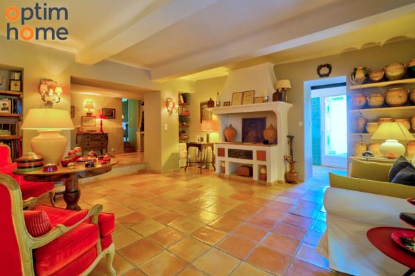 Aix-en-Provence - Superbe Mas Provençal T7 du 18ème Siècle de 275 m2 environ entièrement rénové, sur 6000 m2 de terrain, au calme et sans vis à vis