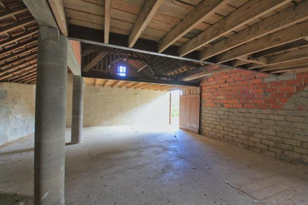 Maison 4 chambres avec grande dépendance sur 1300 m² de terrain.