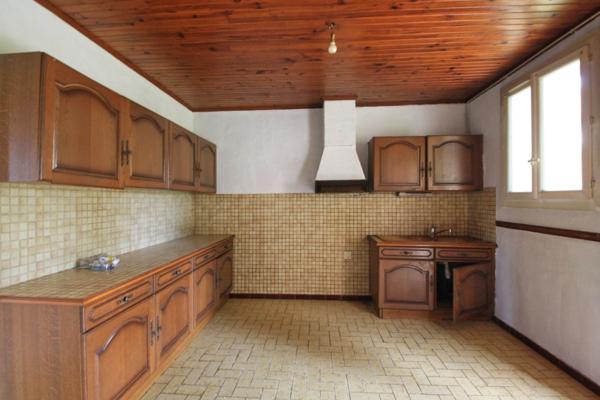 Maison 4 chambres avec grande dépendance sur 1300 m² de terrain.