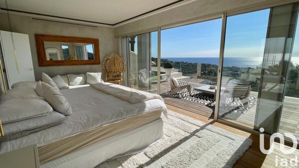 Maison 8 pièces de 380 m² à LES ISSAMBRES (83380)