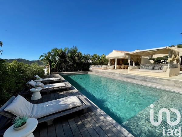 Maison 8 pièces de 380 m² à LES ISSAMBRES (83380)