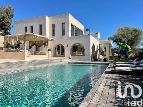 Maison 8 pièces de 380 m² à LES ISSAMBRES (83380)