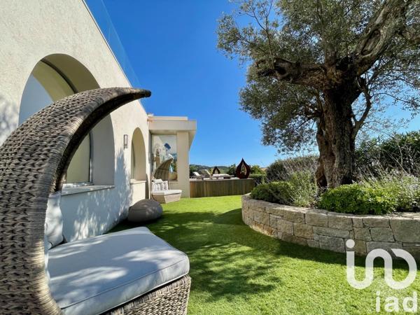 Maison 8 pièces de 380 m² à LES ISSAMBRES (83380)