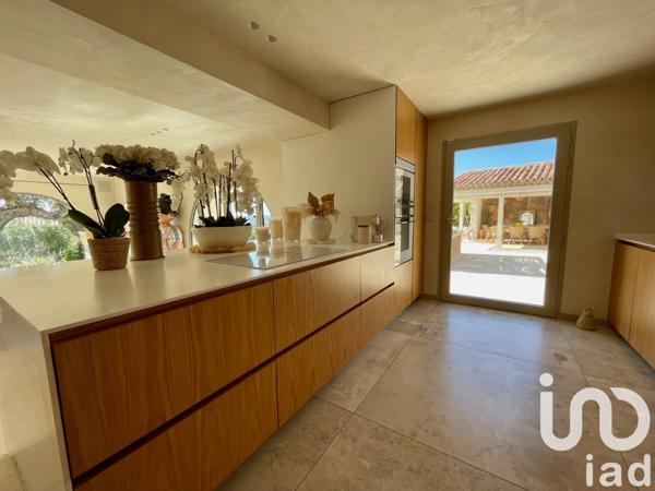 Maison 8 pièces de 380 m² à LES ISSAMBRES (83380)