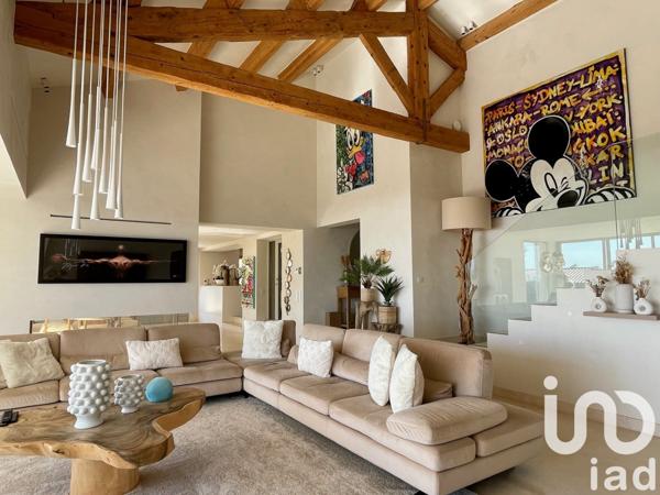 Maison 8 pièces de 380 m² à LES ISSAMBRES (83380)