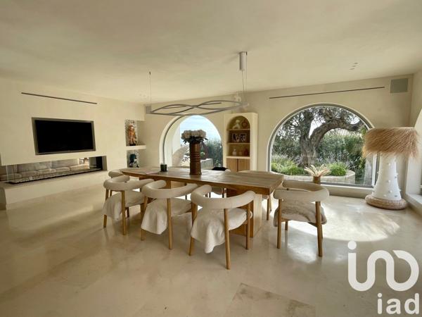 Maison 8 pièces de 380 m² à LES ISSAMBRES (83380)