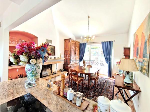 Propriete
                                                                                                                                                                                                                                                                                                                        7 pièce(s)                                                                                                                                                                                                          4 chambre(s)                                                                                                                                                                                                          200  m²