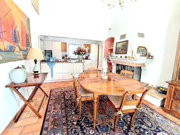 Propriete
                                                                                                                                                                                                                                                                                                                        7 pièce(s)                                                                                                                                                                                                          4 chambre(s)                                                                                                                                                                                                          200  m²