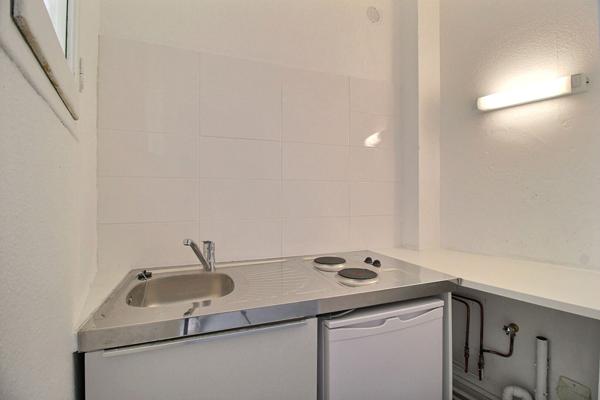 Studio rénové avec balcon - Quartier Hôpitaux-Facultés