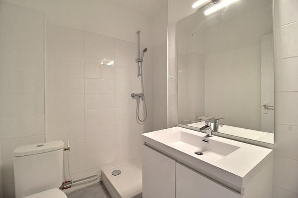 Studio rénové avec balcon - Quartier Hôpitaux-Facultés