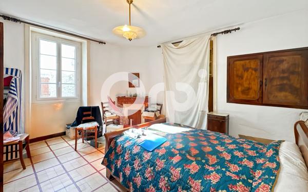 Maison à vendre    6 pièces •  Vallon-Pont-d'Arc