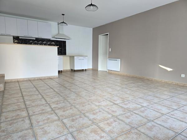 Maison de plain-pied au calme, proche du village