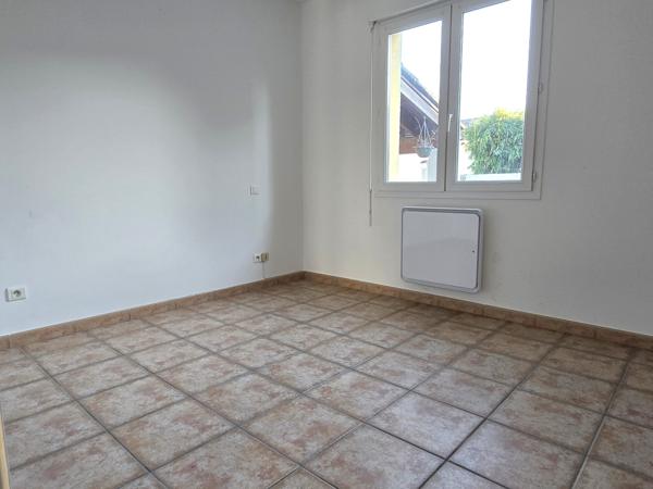 Maison de plain-pied au calme, proche du village