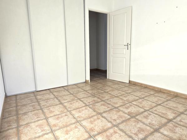 Maison de plain-pied au calme, proche du village