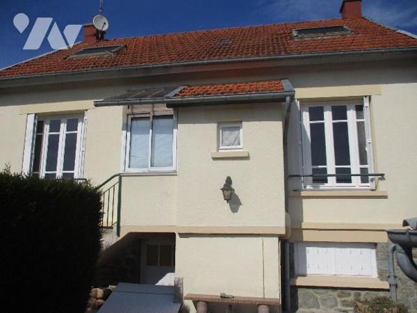 Maison d'habitation comprenant :
-au sous-sol niveau rue : garage-chaufferie (fuel), salle d'e...