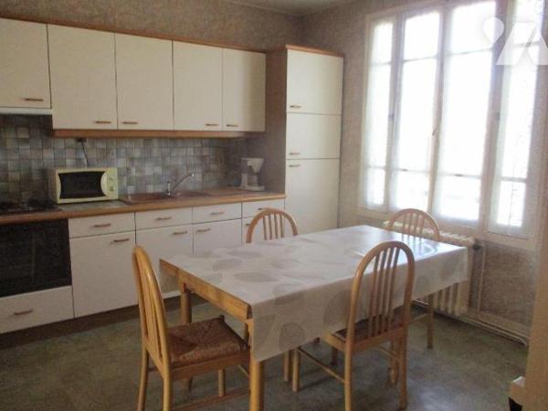 Maison d'habitation comprenant :
-au sous-sol niveau rue : garage-chaufferie (fuel), salle d'e...