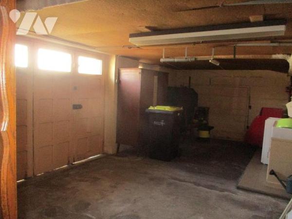 Maison d'habitation comprenant :
-au sous-sol niveau rue : garage-chaufferie (fuel), salle d'e...