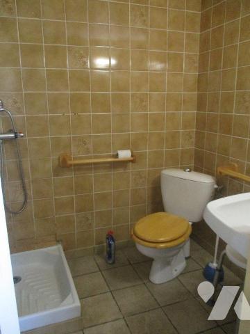 Maison d'habitation comprenant :
-au sous-sol niveau rue : garage-chaufferie (fuel), salle d'e...