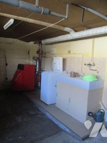 Maison d'habitation comprenant :
-au sous-sol niveau rue : garage-chaufferie (fuel), salle d'e...