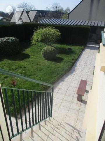 Maison d'habitation comprenant :
-au sous-sol niveau rue : garage-chaufferie (fuel), salle d'e...