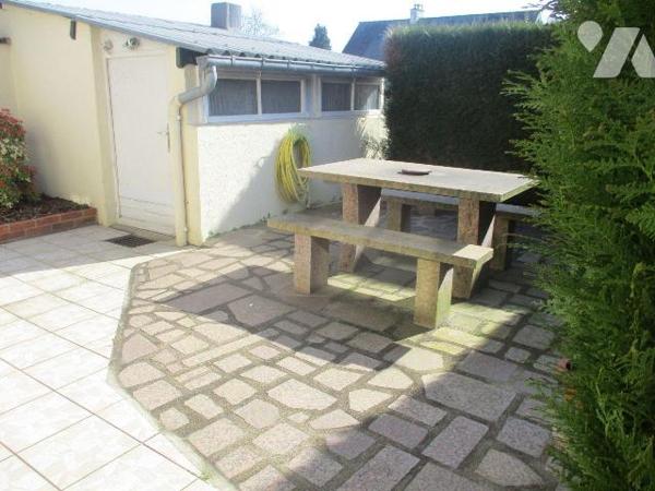 Maison d'habitation comprenant :
-au sous-sol niveau rue : garage-chaufferie (fuel), salle d'e...