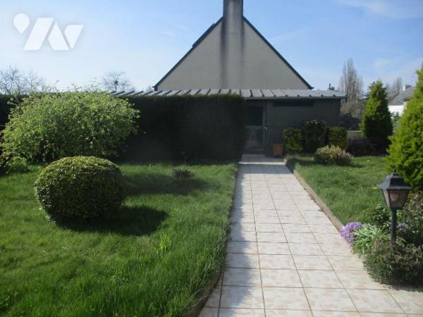 Maison d'habitation comprenant :
-au sous-sol niveau rue : garage-chaufferie (fuel), salle d'e...