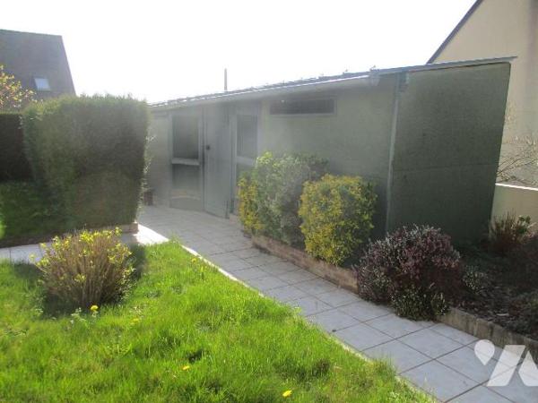 Maison d'habitation comprenant :
-au sous-sol niveau rue : garage-chaufferie (fuel), salle d'e...