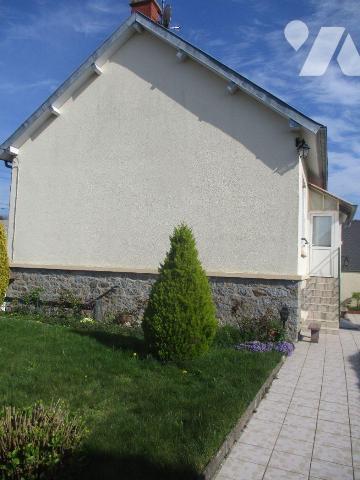 Maison d'habitation comprenant :
-au sous-sol niveau rue : garage-chaufferie (fuel), salle d'e...