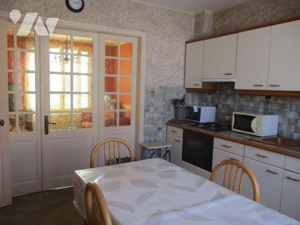 Maison d'habitation comprenant :
-au sous-sol niveau rue : garage-chaufferie (fuel), salle d'e...