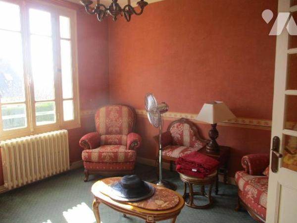 Maison d'habitation comprenant :
-au sous-sol niveau rue : garage-chaufferie (fuel), salle d'e...