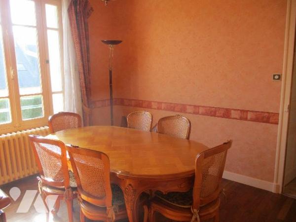 Maison d'habitation comprenant :
-au sous-sol niveau rue : garage-chaufferie (fuel), salle d'e...