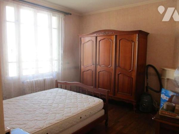 Maison d'habitation comprenant :
-au sous-sol niveau rue : garage-chaufferie (fuel), salle d'e...