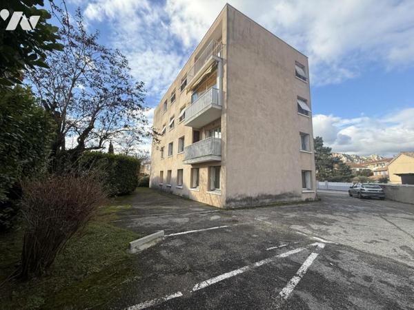 Appartement de type F2 avec garage et place de parking privative
