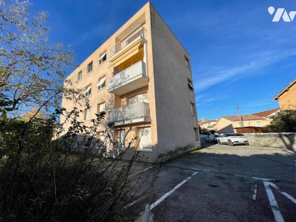 Appartement de type F2 avec garage et place de parking privative
