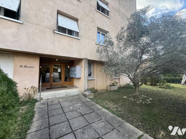 Appartement de type F2 avec garage et place de parking privative