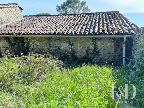 SAINT-SAUVANT CENTRE : Grange avec petit jardin