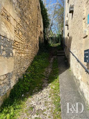SAINT-SAUVANT CENTRE : Grange avec petit jardin