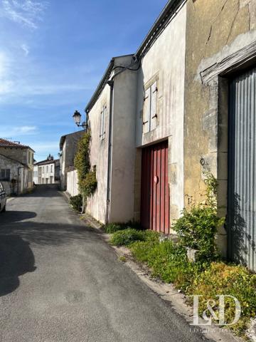 SAINT-SAUVANT CENTRE : Grange avec petit jardin