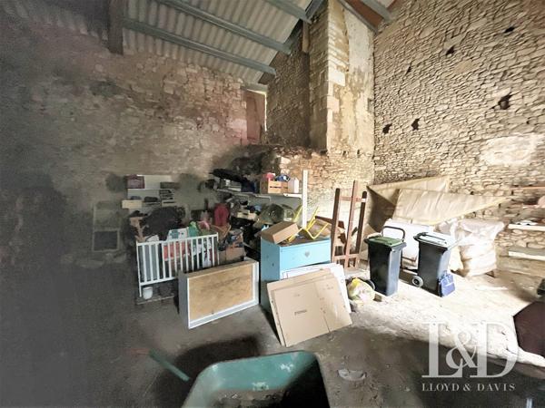 SAINT-SAUVANT CENTRE : Grange avec petit jardin