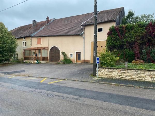 ancienne ferme,  avec de la place pour se garer devant