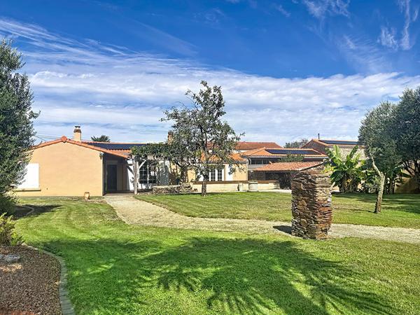 Maison de plain-pied avec dépendances et appartement locatif Le Loroux-Bottereau